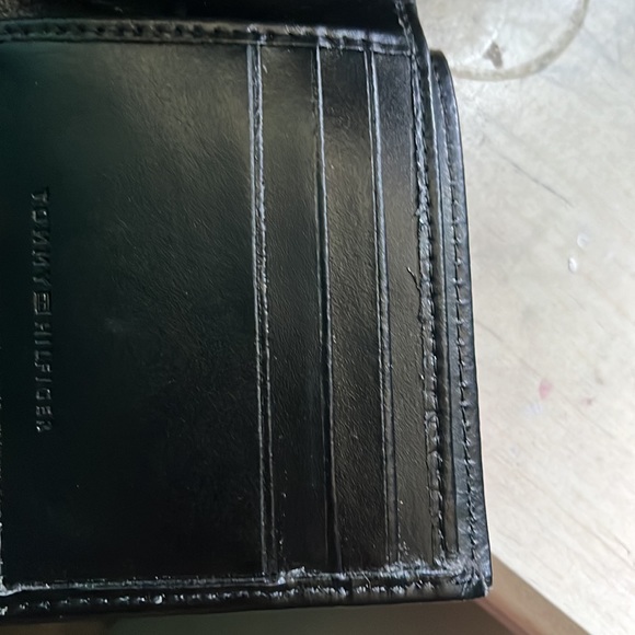 I am selling a Hilfiger wallet - Picture 4 of 4